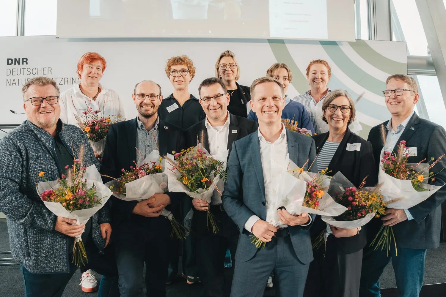 Das neu gewählte DNR-Präsidium: v.l.n.r.: Thomas Schröder, Melanie Grimm, Jan Peters, Martina Schaub, Adrian Johst, Silvie Kreibiehl, Kai Niebert, Felicia Graubner, Carolin Schenuit, Heike Vesper, Jörg-Andreas Krüger
